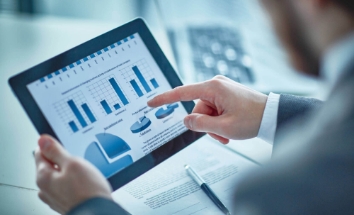 Analista financeiro controlando fluxo de caixa e relatórios empresariais