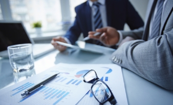 Auditor contábil analisando demonstrativos financeiros da Andrade Soluções Contábeis - Bahia